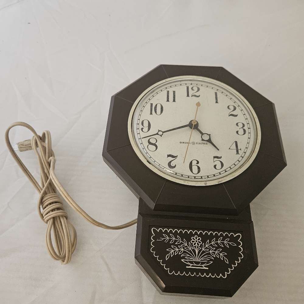 Vintage General Electric Model 2128A Wall Clock
